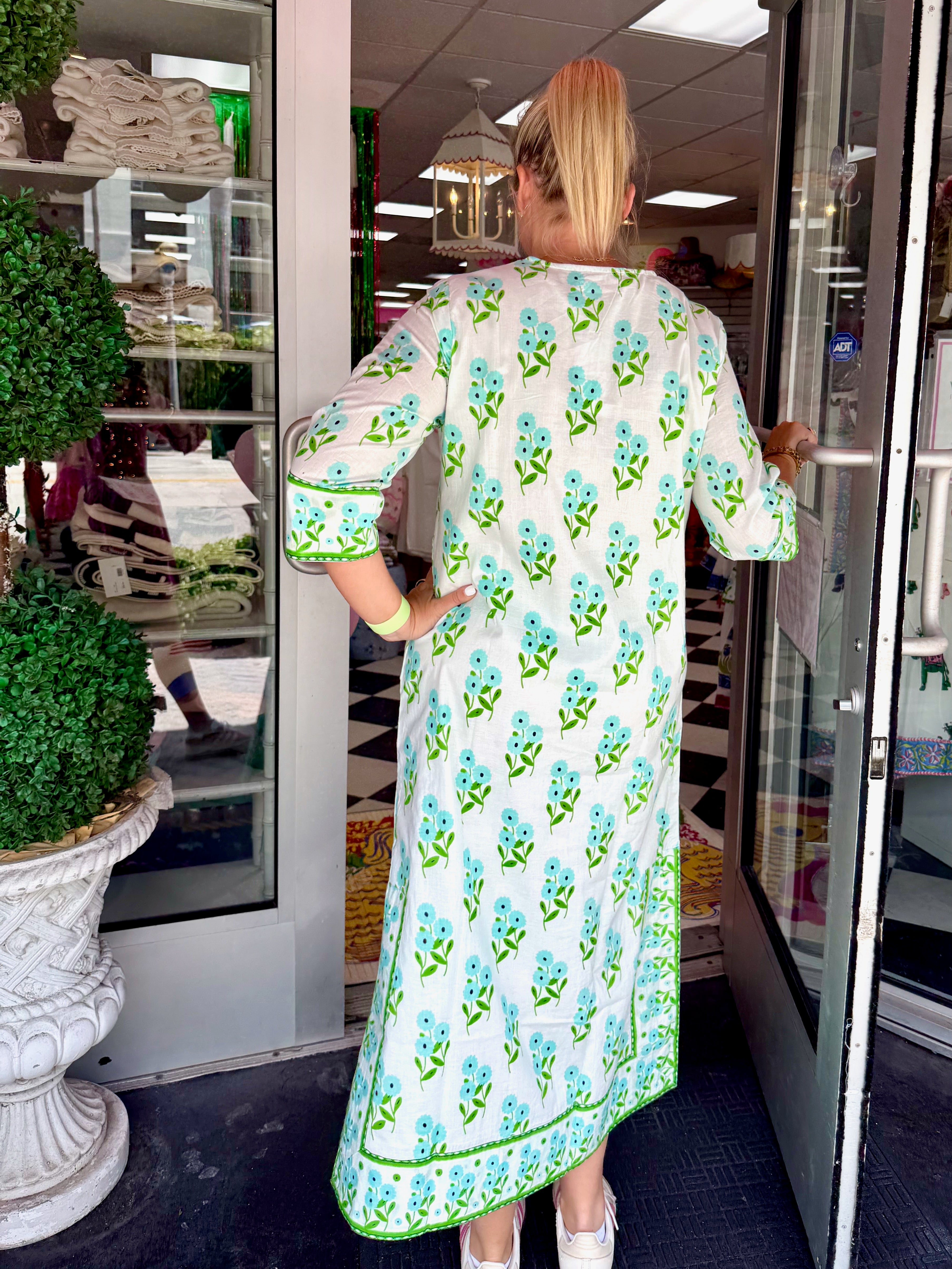 Elisabeth Kaftan | Bunch of Daisies | Aqua image 1