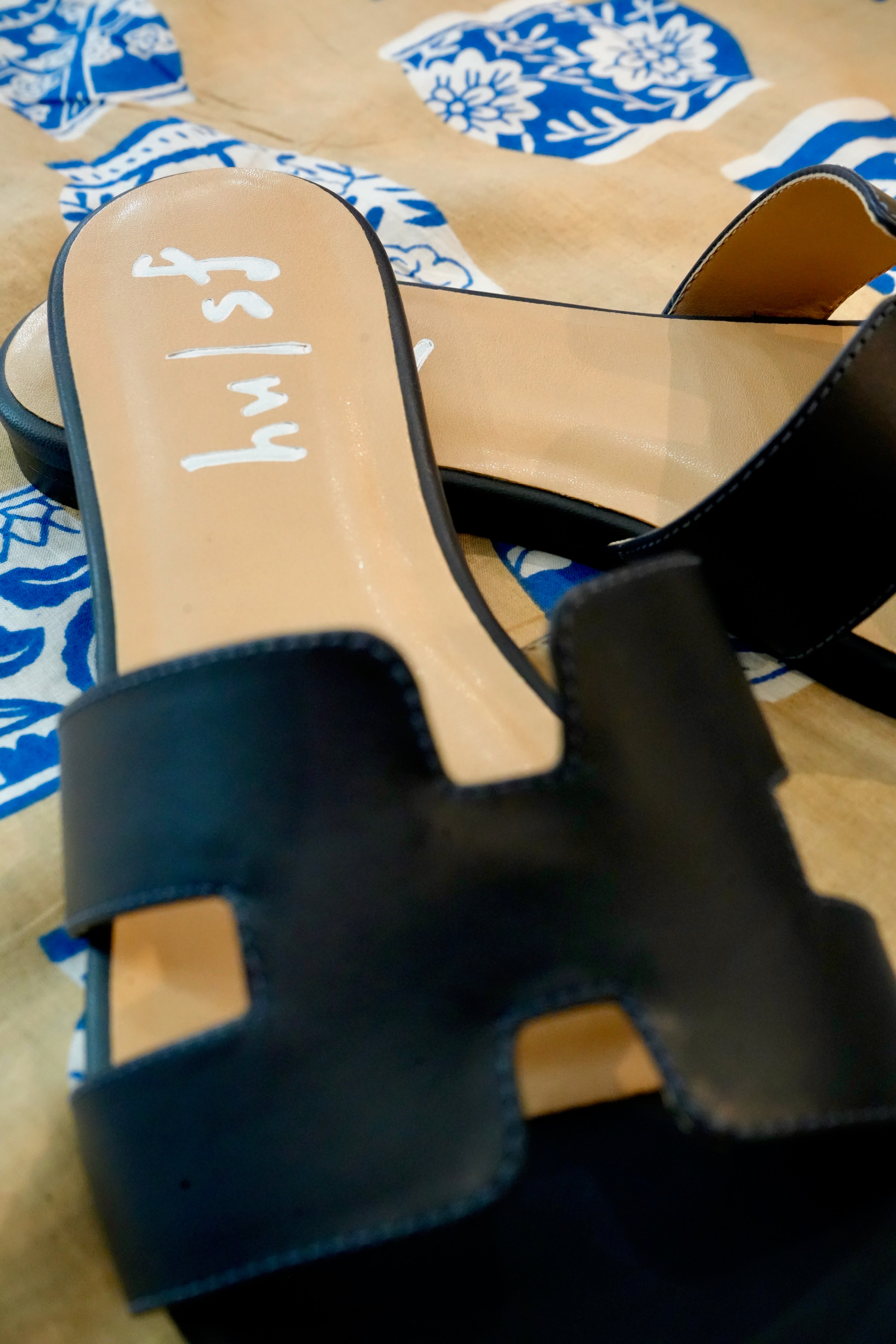 Riviera Camel Black Leather